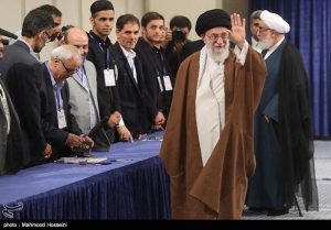 1396022908265062110911524 - حضور رهبر معظم انقلاب در پای صندوق رای