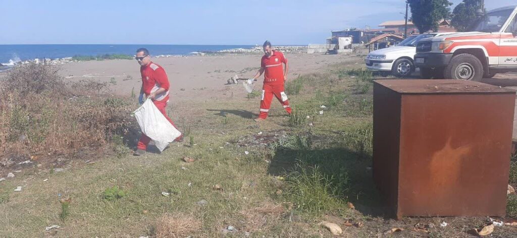 نجاتگران هلال‌احمر لاهیجان در نقاط حادثه‌خیز ساحل امیرآباد و اجرای پاکسازی محیط 4 - استقرار نجاتگران هلال‌احمر لاهیجان در نقاط حادثه‌خیز ساحل امیرآباد و اجرای پاکسازی محیط + تصاویر