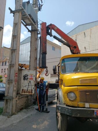 افزایش ظرفیت شبکه برق خیابان گلستان ۱۱ لاهیجان با ارتقای ترانسفورماتور ۳۱۵ به ۵۰۰ کیلوولت‌آمپر