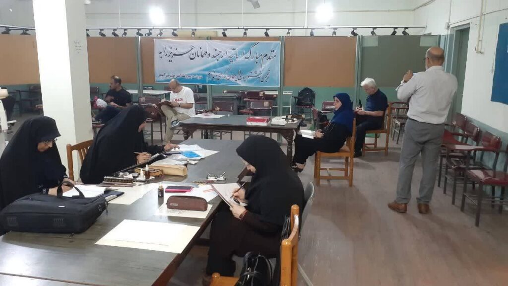 ac598ac8 57ad 4cf9 8ba6 bd648cc31591 - «باران کلک» در لاهیجان؛ مشق عشق هنرمندان خوشنویس در وصف امام رضا(ع) + تصاویر
