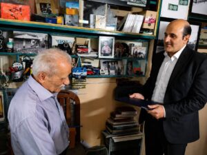 تجلیل فرماندار لاهیجان از دو هنرمند عکاس به مناسبت روز جهانی عکاسی