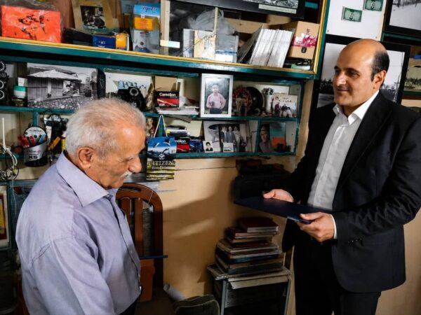 تجلیل فرماندار لاهیجان از دو هنرمند عکاس به مناسبت روز جهانی عکاسی