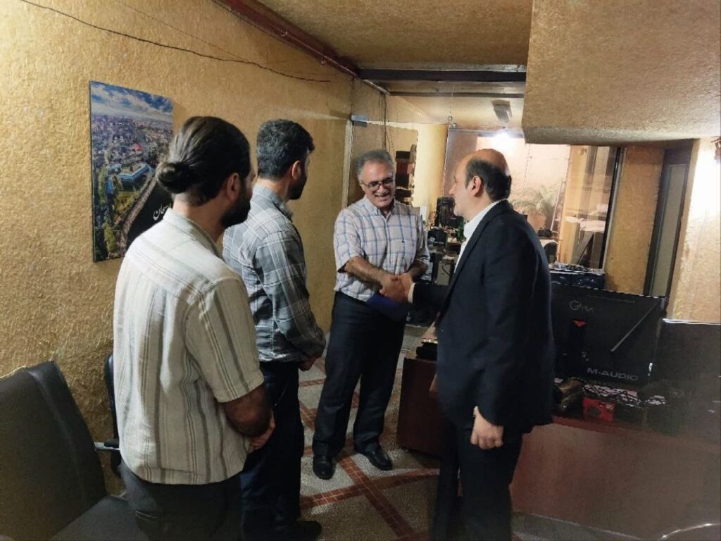 photo 2026 08 19 20 24 01 - تجلیل فرماندار لاهیجان از دو هنرمند عکاس به مناسبت روز جهانی عکاسی