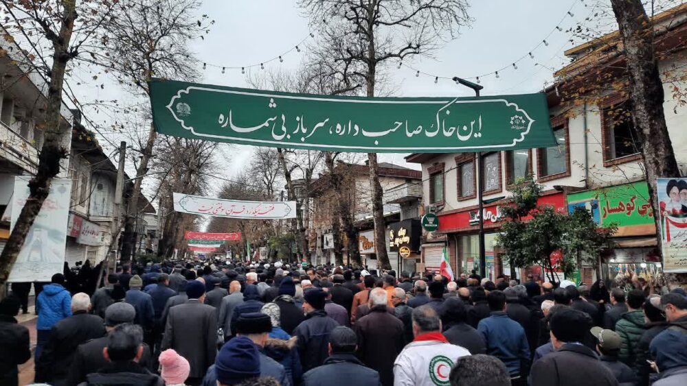 حماسی مردم لاهیجان در ۲۲ بهمن 7 scaled - لاهیجان در ۲۲ بهمن؛ تجلی وحدت و حضور آگاهانه مردم + تصاویر