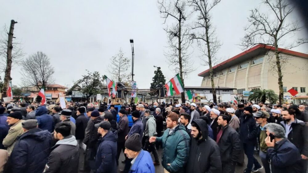 حماسی مردم لاهیجان در ۲۲ بهمن 8 scaled - لاهیجان در ۲۲ بهمن؛ تجلی وحدت و حضور آگاهانه مردم + تصاویر